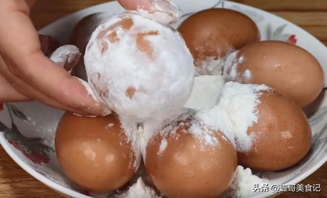 一碗面粉三个鸡蛋教你独特新做法（鸡蛋别煮着吃了）(4)