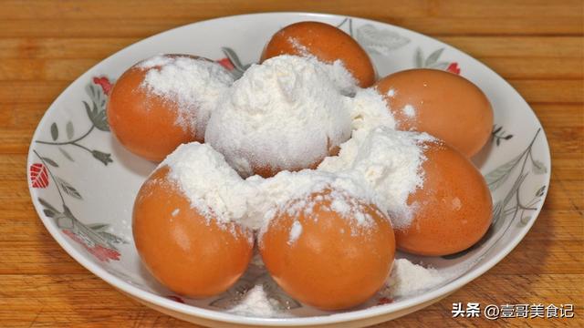 一碗面粉三个鸡蛋教你独特新做法（鸡蛋别煮着吃了）(1)
